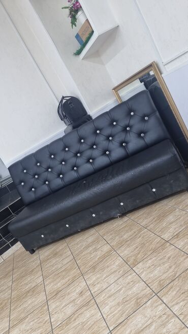 советский мебель: Прямой диван, цвет - Черный, Б/у