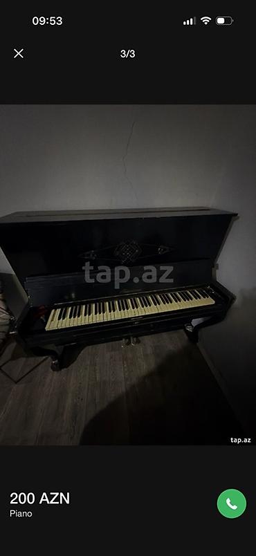 Piano – akustik, up-right tipli, qara rəngdə korpus. Klassik dizaynlı