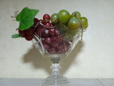 ваза хрустальная: Продаю вазу с искусственным виноградом на кухню