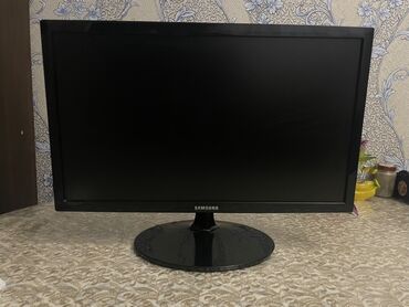 Monitorlar: Samsung şirkətindən olan qara rəngli monitor. Kompüter və ya digər