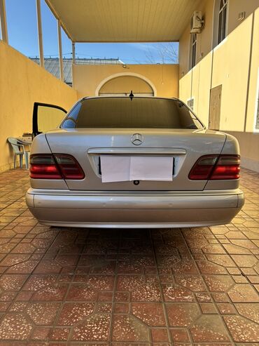 Mercedes-Benz: Mercedes-Benz E-Class (W210) sedan, gümüşü rəng. - İkiqat dairəvi ön — 6