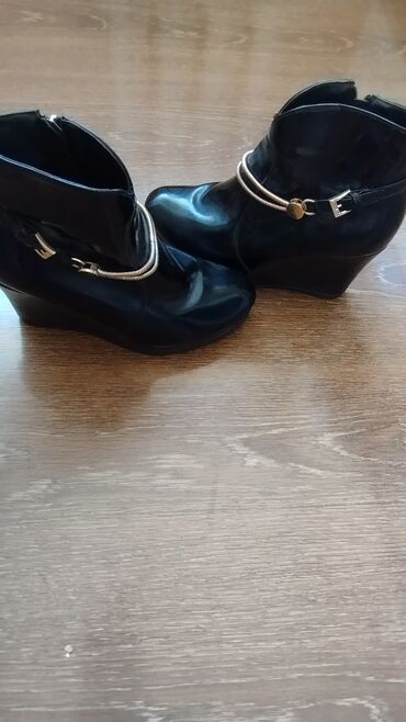 женскую ботинку на осень: Ботинки и ботильоны 39, цвет - Черный