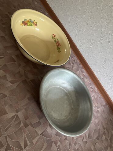 Кастрюли: Цена 1500 сом за две .продаю в месте