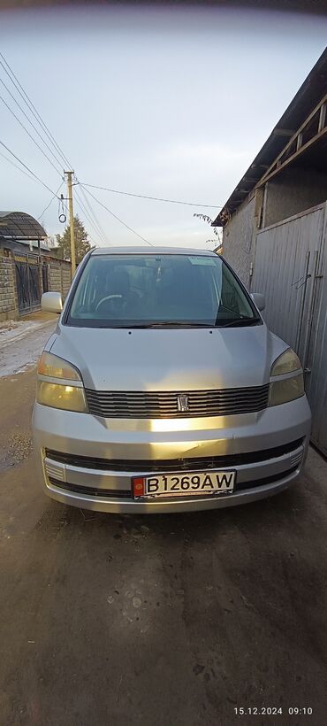 Toyota: Toyota Voxy: 2004 г., 2 л, Автомат, Бензин, Минивэн