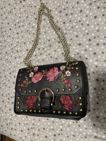 muska nova torbica: Crna kožna torbica sa cvetnim detaljima

Kao nova, bez oštećenja