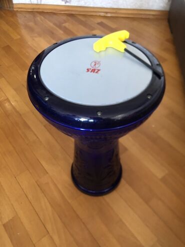 Akkordeonlar: Darbuka .Mavi rəngli, dekorativ naxışlı Darbuka . Üst hissəsində