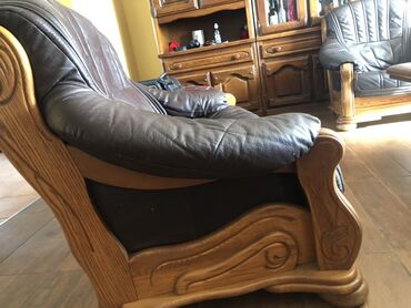 Sofe i kaučevi: Kožna dvosed fotelja sa drvenim ramom - Materijal sedenja/naslona — 5