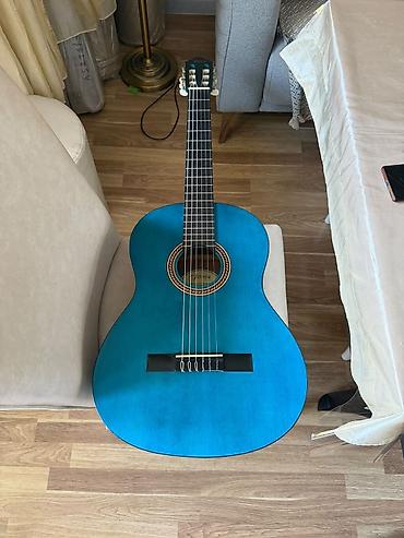 Mavi rəngli klassik gitara. Gitara neylon simlərlə təchiz olunub və