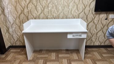 стол кухонный стекло: Ağ rəngli iş/oxu masası - Material: laminat/LDSP tipli ağ panellər -