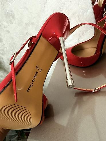 lak ayaqqabılar: Qırmızı laklı qadın ayaqqabısı – yüksək daban, nazik metal stilettosu — 3