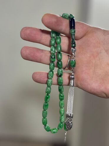 Təsbehlər: Sıxma kəhrəba yaşıl rəngli qara damarlarla. çevirdikcə imaməsinin qara