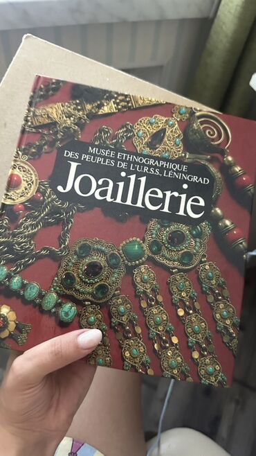 куплю гантели бу: Bu kitab Sovet İttifaqının xalqlarının ənənəvi zərgərlik sənətinə həsr