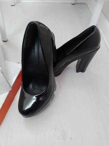 женские классические туфли на танкетке: Туфли, Размер: 36, цвет - Черный, Б/у