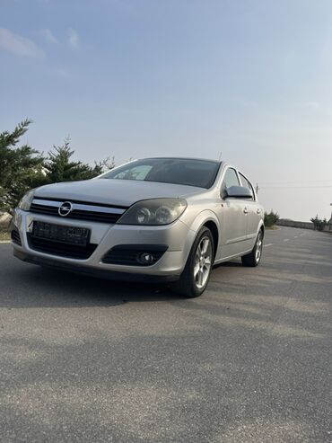 Opel: Opel Astra H – 5 qapılı hetçbek, gümüşü rəng. - Kuzov: kompakt — 4