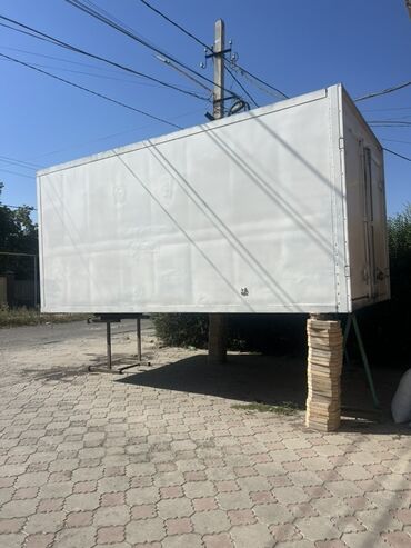 продаю или меняю на дом: Белый прямоугольный грузовой контейнер, предназначенный для хранения