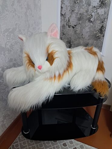 детские вещи из плюшевой пряжи: Böyük ölçülü yumşaq oyuncağ – pişik - Model: uzanan pozada, uzun