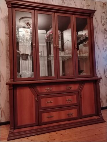 Biznes üçün program təminatı: Şüşəli dolab vitrini