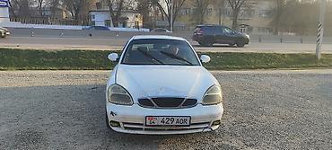 Другие автомобили: Белый седан компакт‑класса с передним приводом. Кузов 4‑дверный, на — 11