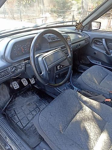 vaz 2129: Lada Samara sedan – qara rəng, 4 qapı, önləri şəffaf, yanları sarı — 7