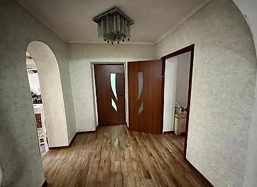 Продажа полдома: 🏡 **ПРОДАЁТСЯ ПОЛДОМА** 📍 Район: Пишпек 🏠 Комнаты: 4 📐 Площадь дома — 3