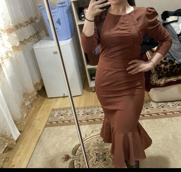 женское платье с воланом: Qadın geyimi – qəhvəyi rəngli zərif paltar - Model: dar siluetli