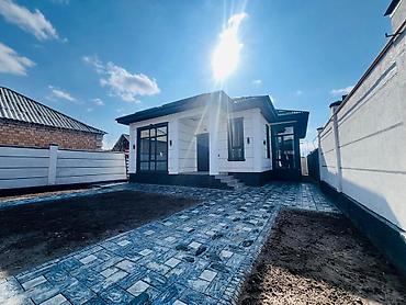 Продажа коттеджей и домов: Современный одноэтажный дом с ограждённым двором и благоустроенной — 1