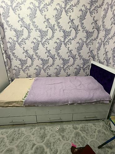 под матрас: Односпальная кровать с мягким изголовьем и выдвижными ящиками. - — 3