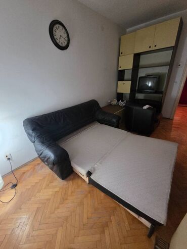 Sofe i kaučevi: Trosed manji prava koza na razvlacenje,ocuvan. Ostecena tkanina na — 12