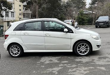 mersedes b klass: Mercedes-Benz B 180 – ağ rəngli, 5 qapılı kompakt hetçbek. İdeal — 2