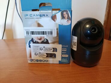 домашный вайфай: Видеокамеа, новая, подключается по wifi, реагирует на движение