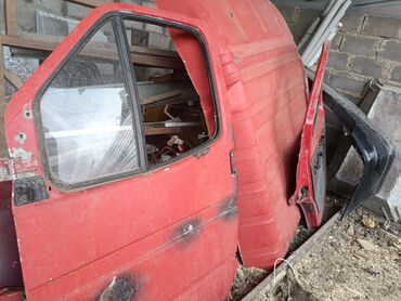 Скутеры: Мопед красного цвета с черными и серыми акцентами. Оснащен передней — 24