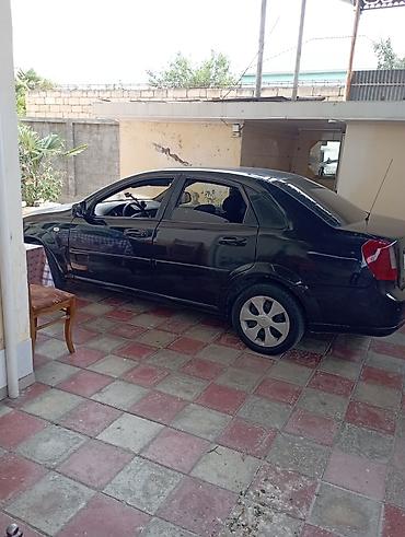 15 38 təkər: Sedan avtomobil – qara rəng, 4 qapı, arxa ötürücülü. Nömrə: 77-HN-817 — 6