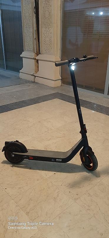 Elektrikli samokatlar: Elektrikli skuter, qara rəngdə, şəhərdaxili rahat hərəkət üçün uyğun — 2