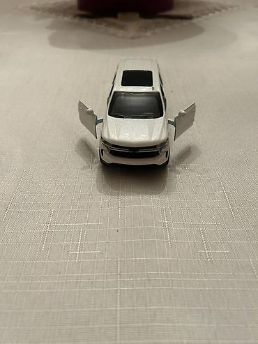mini disk: Ağ rəngli miniatür SUV model maşın oyuncağı - Korpus: ağ, qara — 8
