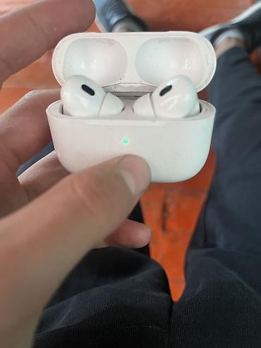 для уха: Apple AirPods Pro с беспроводным зарядным кейсом Особенности: - — 2