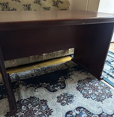 Masalar: Masa – tünd qəhvəyi rəngdə, klassik dizayn. - Material: laminat/LDSP — 2