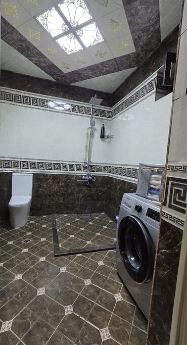 Uzunmüddətli kirayə mənzillər: Mebel və tam təchizatlı mənzil interyeri - Geniş yataq otağı: iki — 8