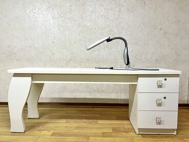 Маникюрные столы: Маникюрный стол на два мастера. Покрыт специальным толстым
