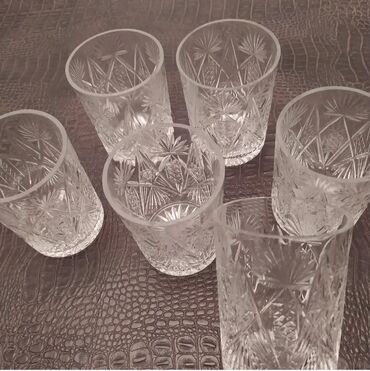 balaca limonun adi: Xrüstal Sovet stakanları hem 200 ml hemde armüdü. 6 da var 3 bir 3 bir