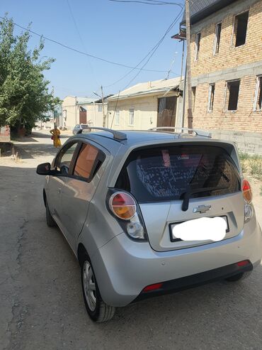 куплю автомобиля: Серебристый хэтчбек Chevrolet Spark с пятидверным кузовом, оснащенный
