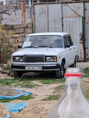 VAZ (LADA): VAZ 2107, ağ rəng, sedan kuzov. Xüsusiyyətlər: - Klassik “07” — 3