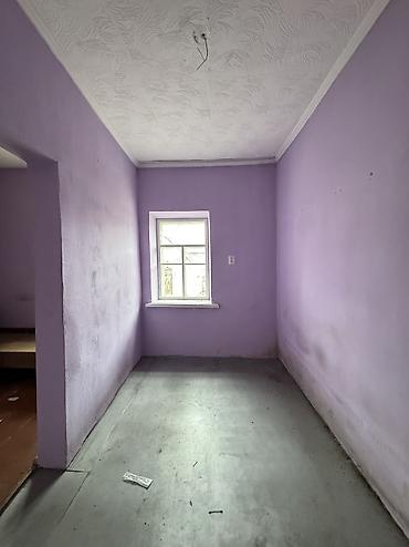 Продажа коттеджей и домов: ✨Продаётся дом в г. Бишкек, район Киркомстром✨ 📐Участок: 2,5 сотки 🏫 — 7