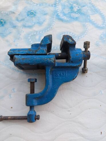 Потолок: Məngənə (disk ) sovetlər istehsalı.Tutma yeri 50-60 mm açılır.Heç bir