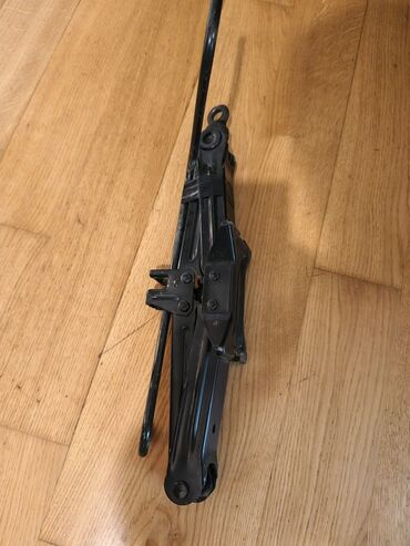 Manometrlər: Avtomobil üçün mexaniki “scissor jack” (qayçı tipli domkrat) -