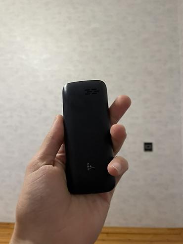 poco telefon: Sadə düyməli mobil telefon - Rəng: qara, kompakt korpus - Ekran — 2