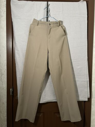 Women's Pants: Классические бежевые брюки прямого кроя
есть дефект