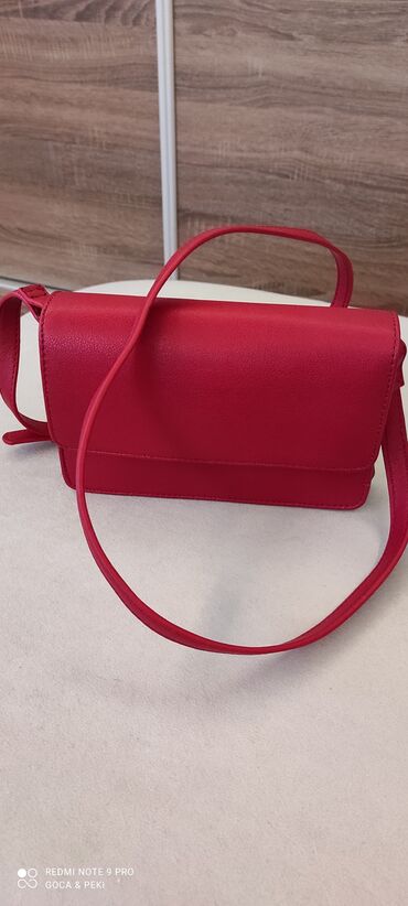 Torbe: PIECES nova crvena torbica, dugačak podesivi kaiš.
20cm X 24cm X 5cm