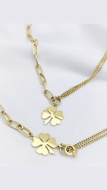 Серьги: Пара элегантных золотистых сережек с английским замком. Каждая сережка — 26