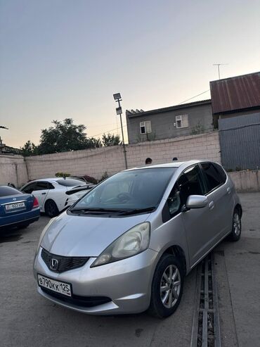 маленькая машина: Honda Fit: 1.3 л, Автомат, Бензин, Хетчбек