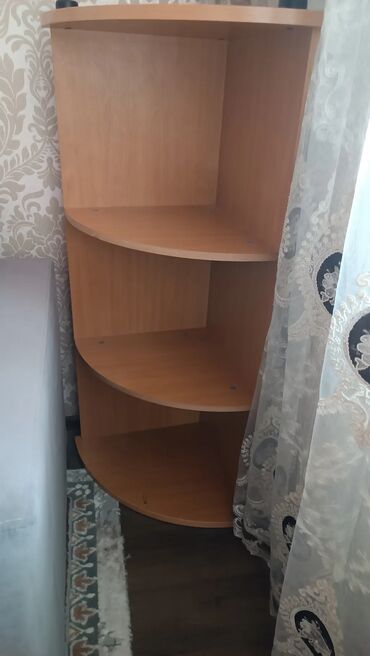 Полки для обуви: Элегантная угловая полка из светлого дерева с тремя вместительными — 28